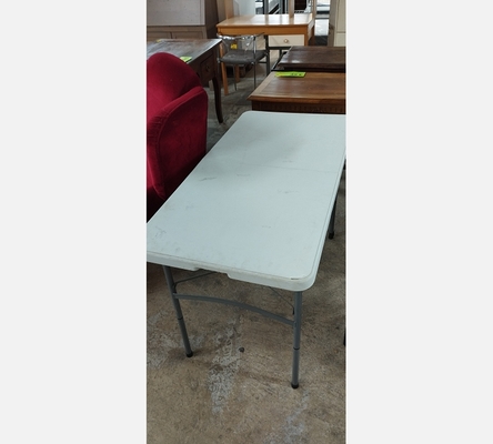 Table de camping pliante.