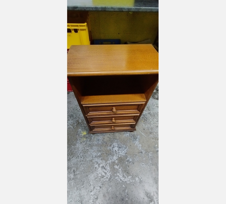 Table de chevet 1 niche 3 tiroirs.