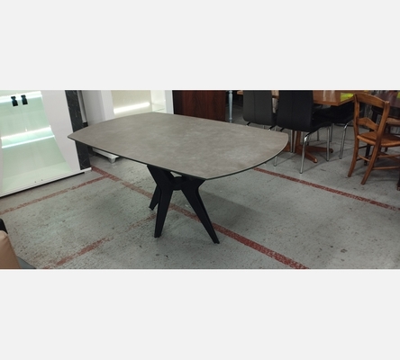 Table de salle à manger dessus verre et céramique avec piètement en acier noir.