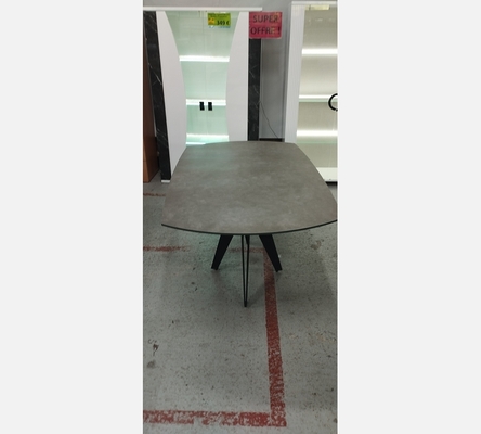 Table de salle à manger dessus verre et céramique avec piètement en acier noir.