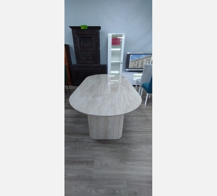 Table de salle à manger Venezia en céramique style marbre beige.