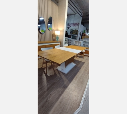 Table en bois chêne et blanc avec 1 rallonge .