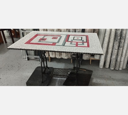 Table en mosaïque sur pied d'ancienne machine à coudre.