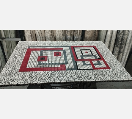Table en mosaïque sur pied d'ancienne machine à coudre.
