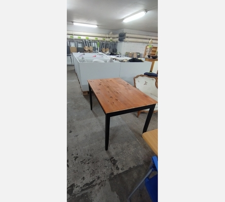 Table en pin pieds noirs.