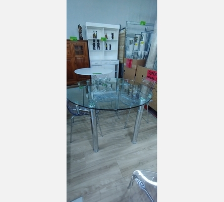 Table en verre à rallonges structure chrome.