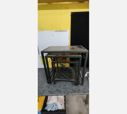 Table gigognes en métal et vert