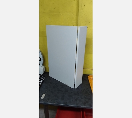 Table mural en bois blanc