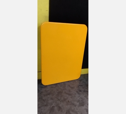 Table mural en métal jaune