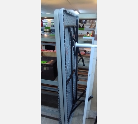 Table pliante en plastique.