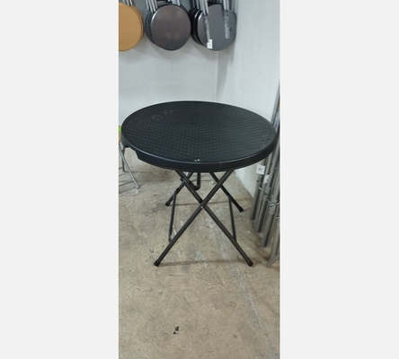 Table ronde pliante en métal noir.