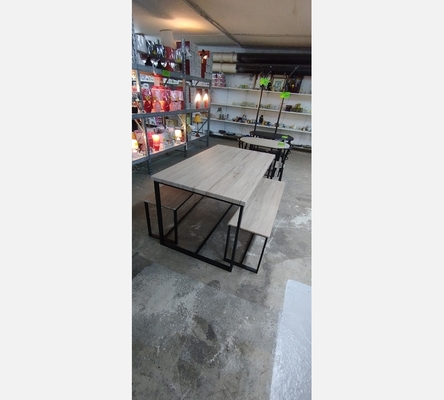 Table Salle à Manger en Bois et Métal avec 2 Bancs.