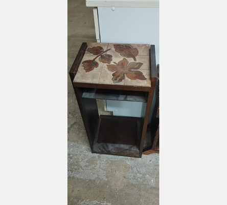 Tablette en bois dessus carrelages