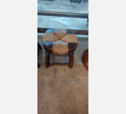 Tabouret de chemineé en bois et paille.