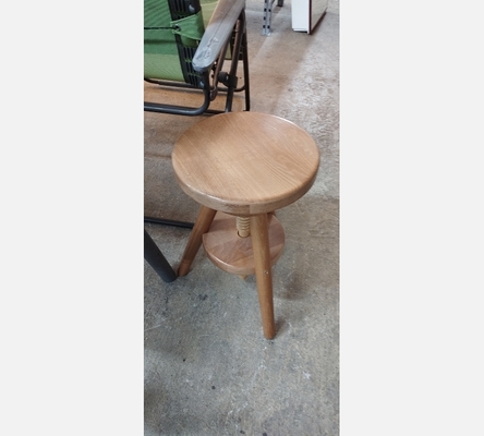 Tabouret en bois à vis