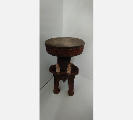 Tabouret en  bois sculpté éléphant.