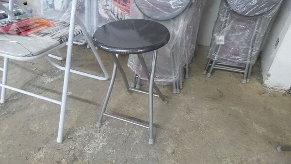 Tabouret pliant décors carbone. La pièce.