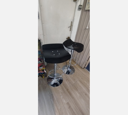 Tabouret réglable en hauteur.