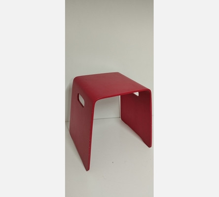 Tabouret rouge en bois multiplie.