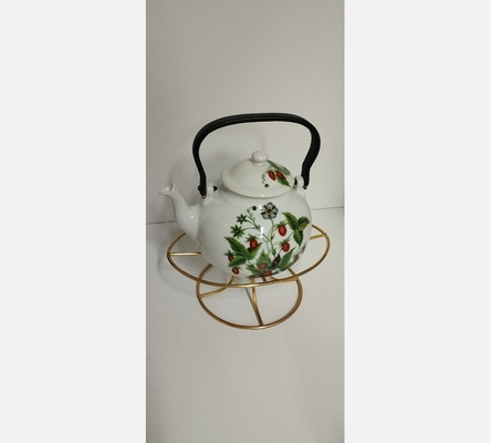 Théière en porcelaine blanche à décor de fraise sur support doré.Couvercle cassé