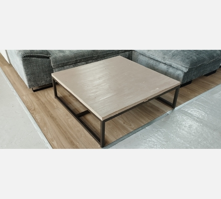 Très grande table basse carrée dessus bois et pieds en métal. 110/100 cm