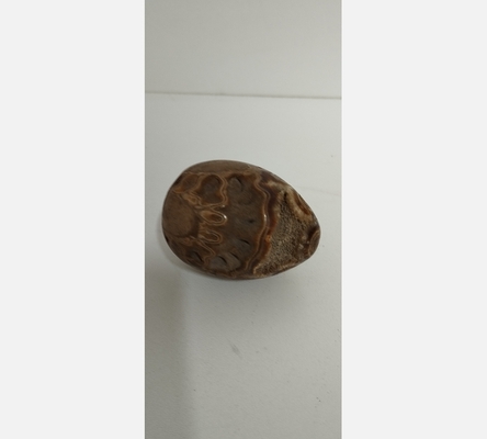 Uf en marbre sculpté.