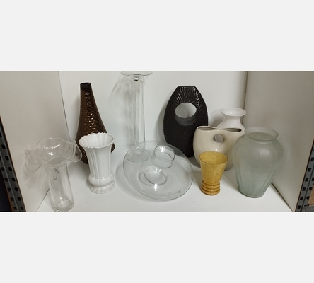 Vase divers et objet d'art florale.