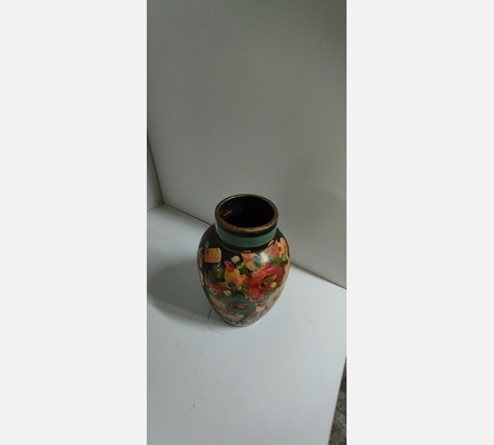Vase en terre cuite motif à fleurs