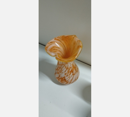 Vase orange en verre soufflé