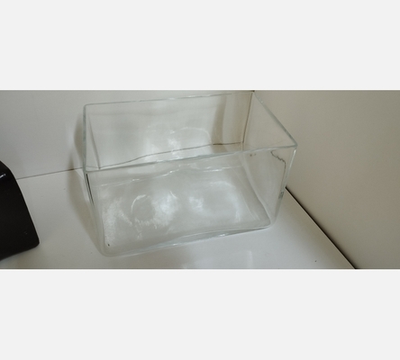 Vase rectangulaire en verre.