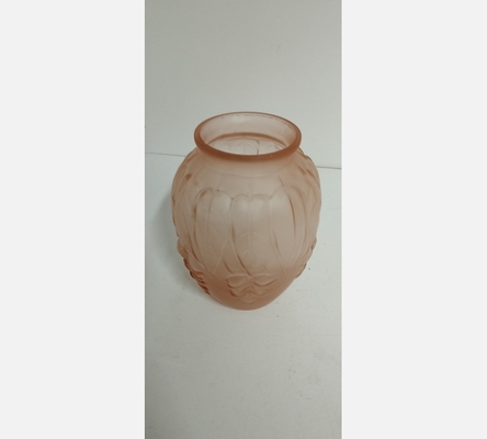 Vase rose en pate de verre moulée.