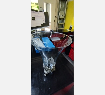 Vase sur socle