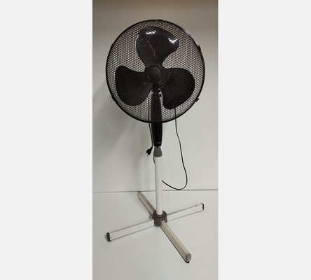 Ventilateur noir sur pieds