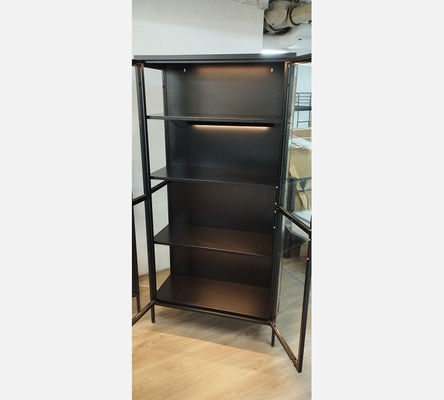 Vitrine en métal noir avec éclairage LED.